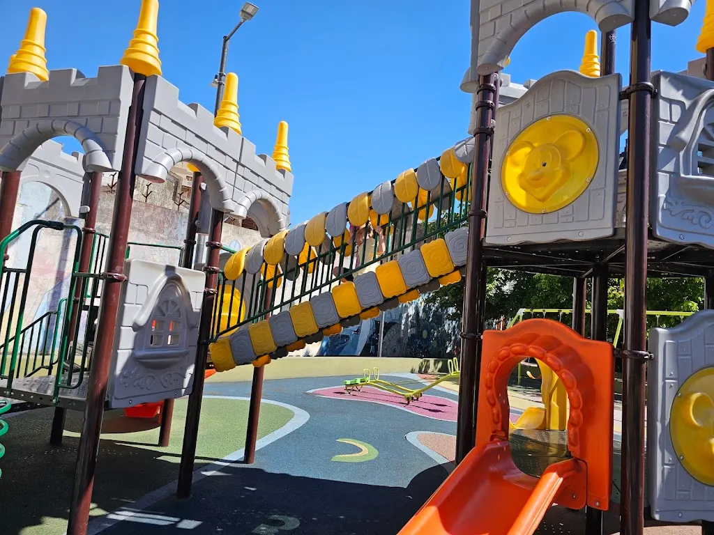 ¡A la Plaza Larrazábal en Villa Luro! Juegos, aire libre y diversión para los más chicos