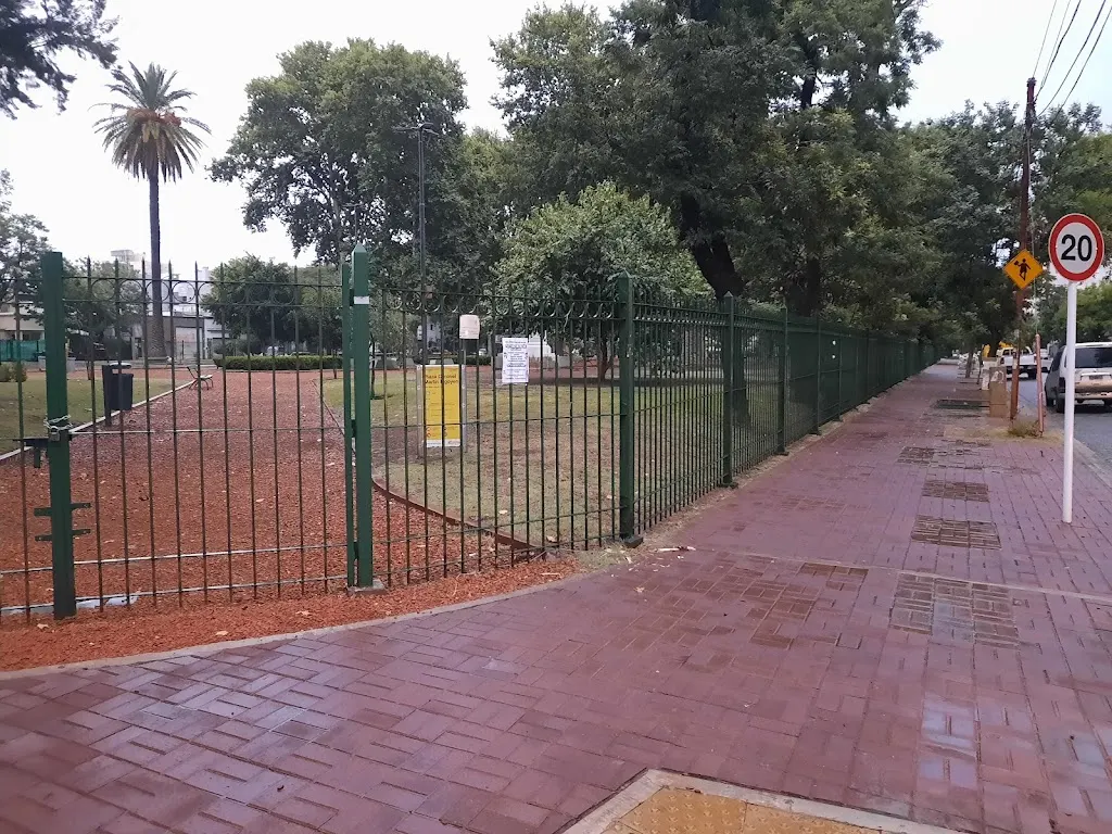 ¡A la Plaza Larrazábal en Villa Luro! Juegos, aire libre y diversión para los más chicos