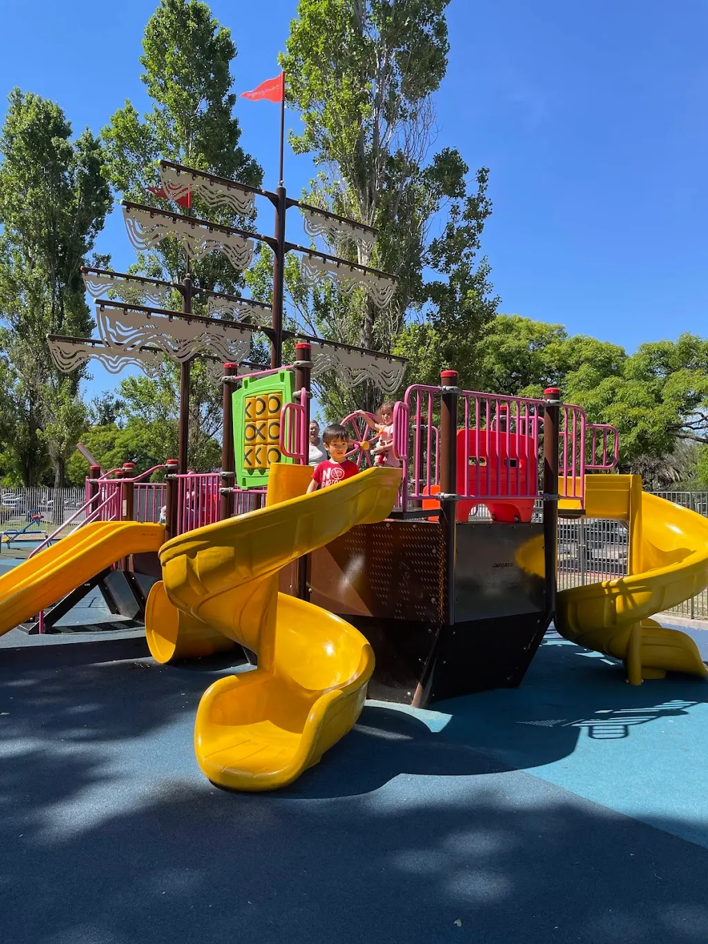 Plazas con juegos para peques en CABA y Zona Norte para disfrutar este finde