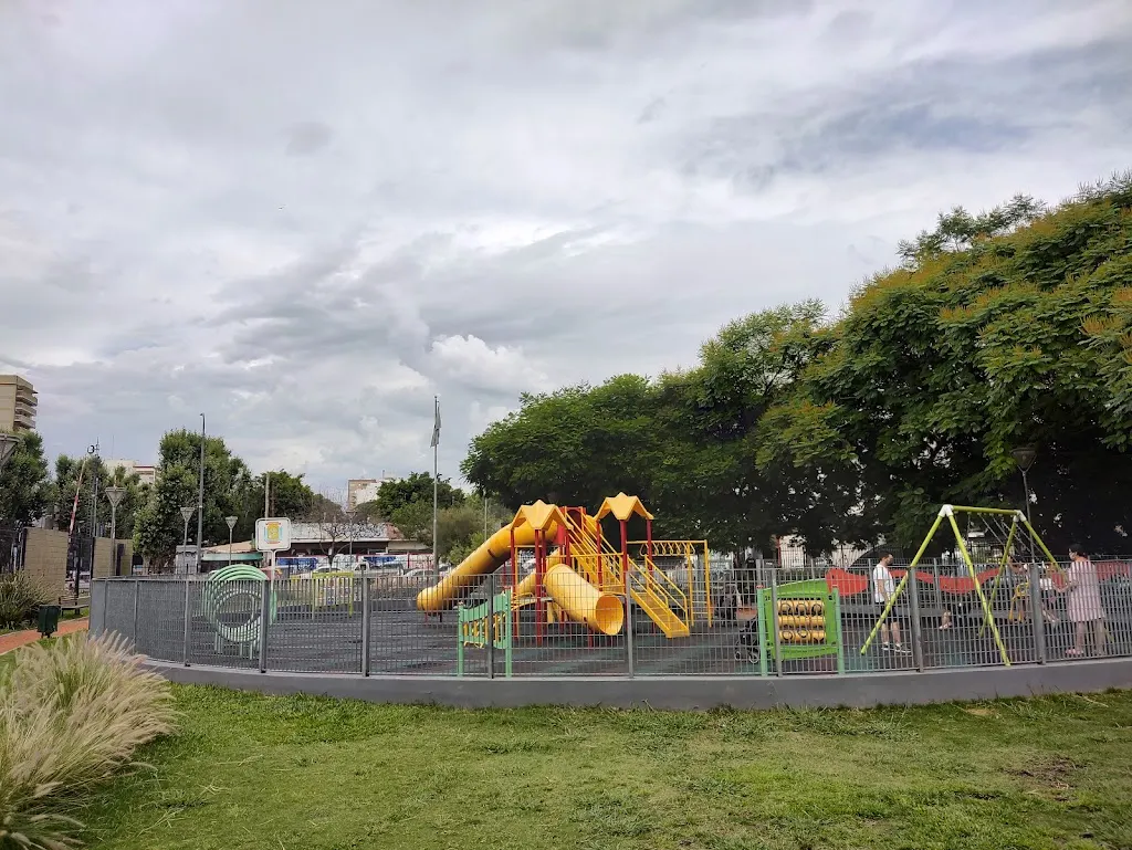 Plaza Marcos Sastre en Villa Urquiza: juegos de madera gratis para toda la familia