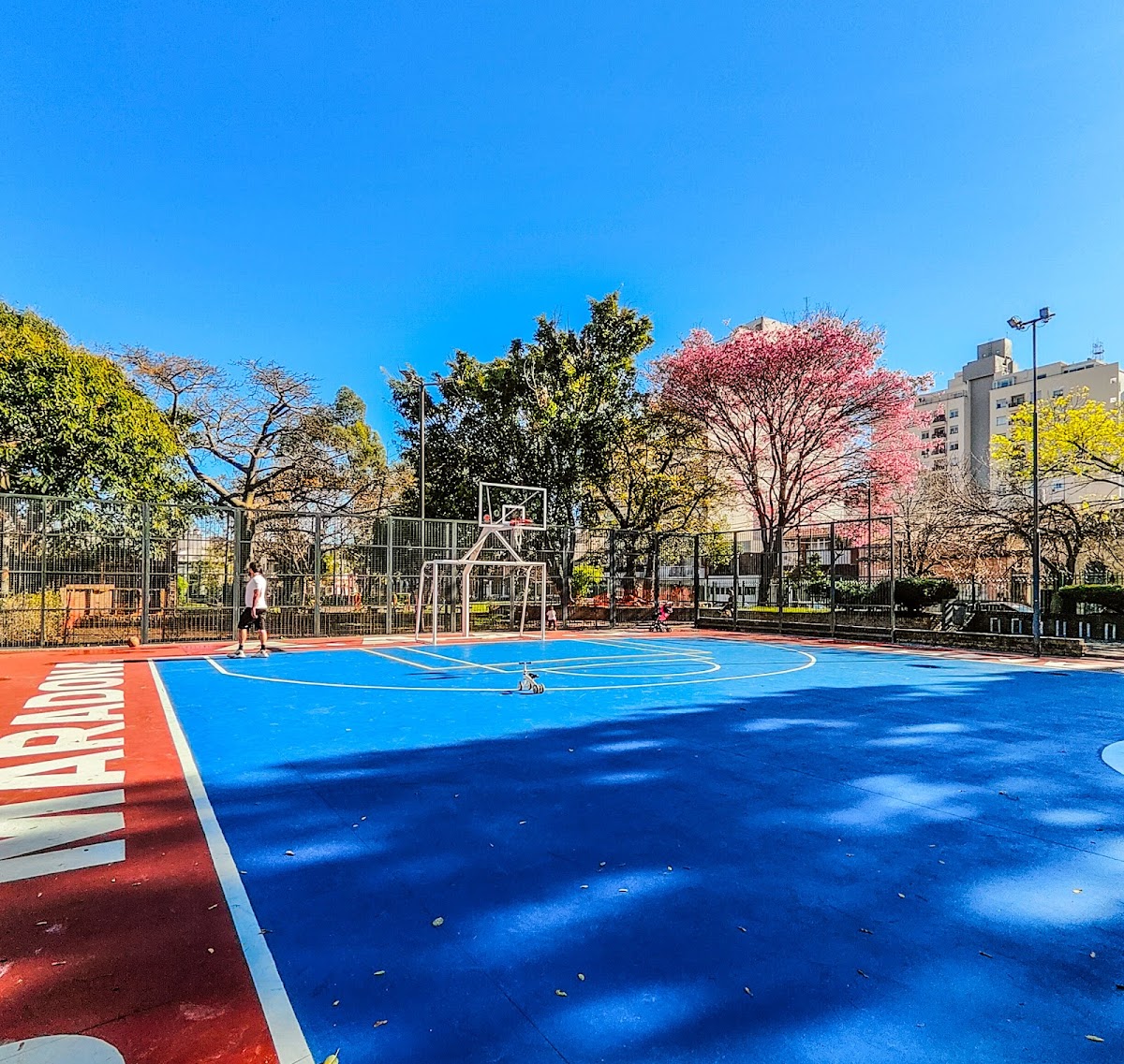 Plazas de CABA con juegos para disfrutar la tarde de otoño