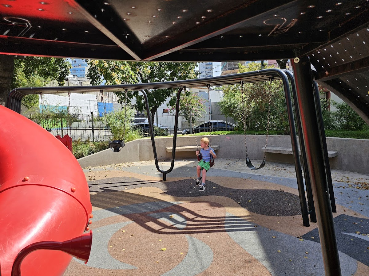 Plazas de CABA con juegos para disfrutar la tarde de otoño