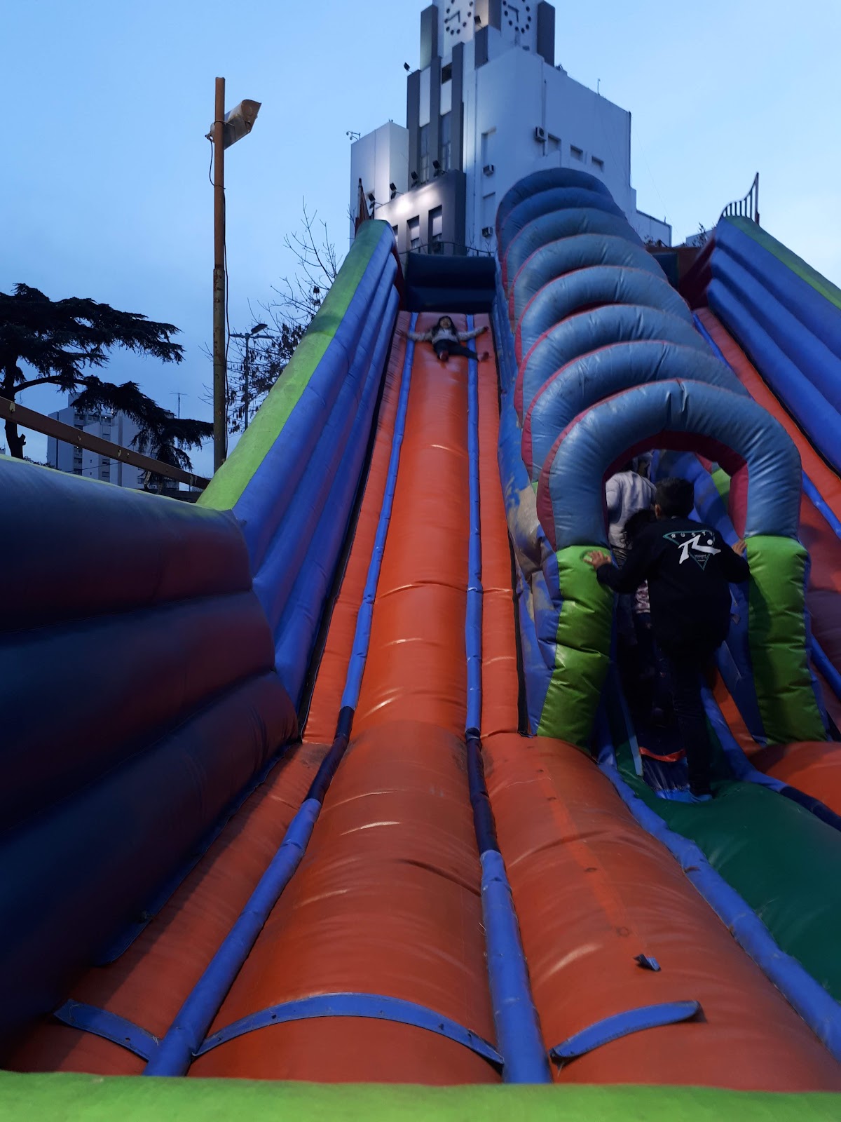 Plaza Grigera en Lomas: Diversión al aire libre y gratis